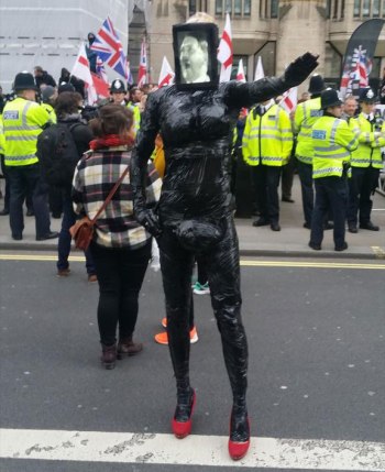 Something very strange at the anti-PEGIDA demo...